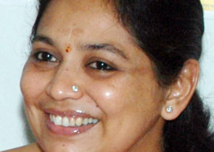 sadhna yadav casts vote with mulayam singh