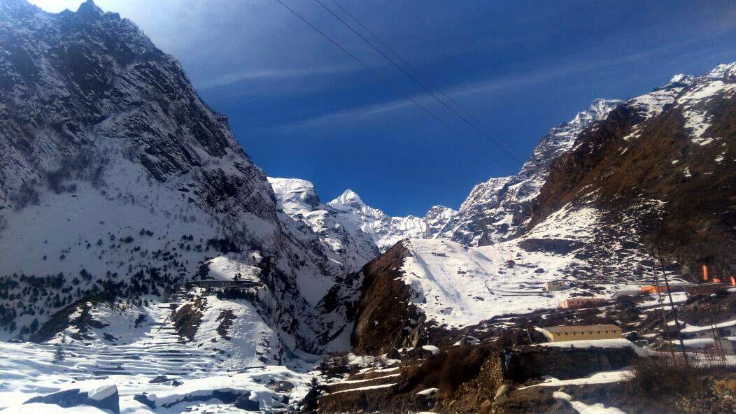 Badrinath Dham left two feet of snow