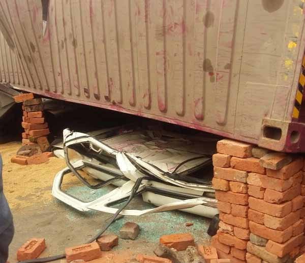 tipper full of wheat fell upon the car and car crashed horribly, 18 years old girl killed