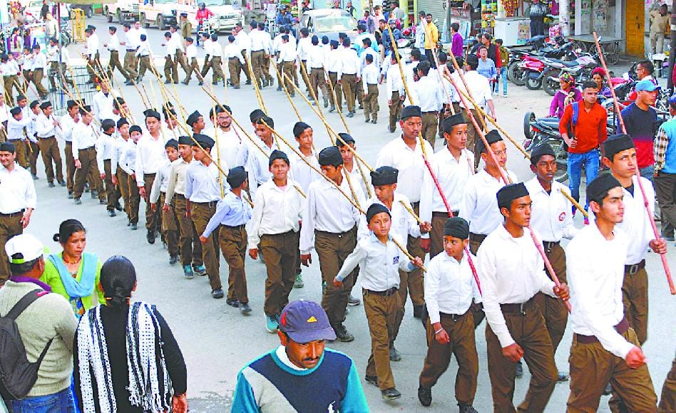 Child volunteers at the city circulation path