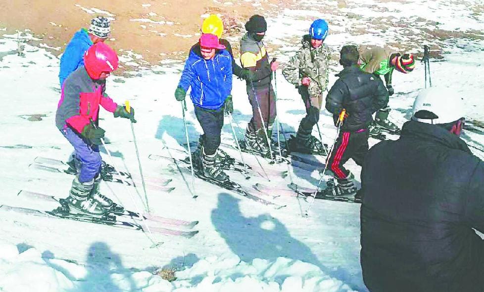 Snow skiing training people arrived several provinces