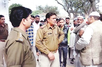 pariwar par hamla, ghar mein todfod
