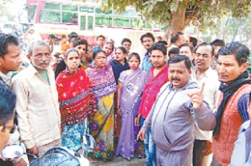 Mnclon beaten by students, BJP members surrounded the police station