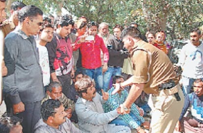 Mnclon beaten by students, BJP members surrounded the police station
