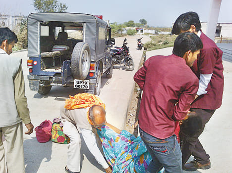 The injured woman was taken to the emergency dragged