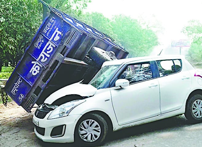 Car broke the pole, four injured in accident