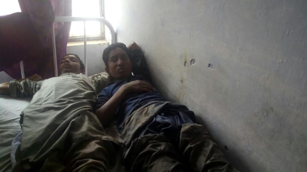 Troli tractor overturns five students injured