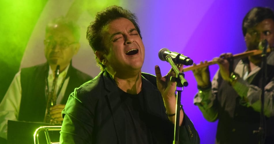 adnan sami stopped by policeman at chandigarh during musical night of rose festival