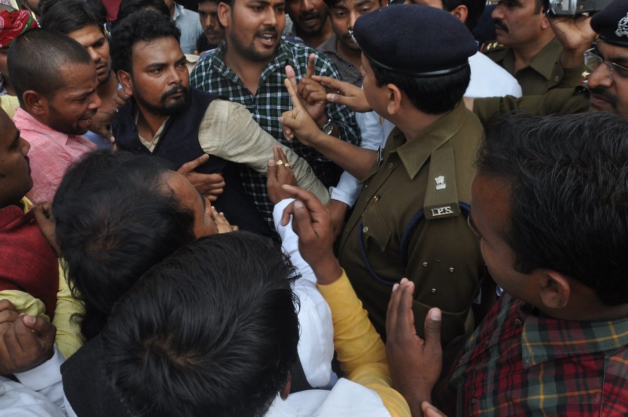 protest by gorakhpur university leadar and student.