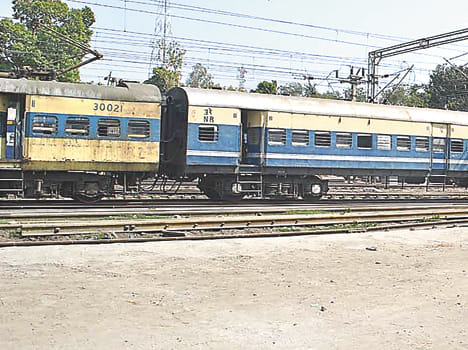 delhi hawda track effected due to tundla train accident