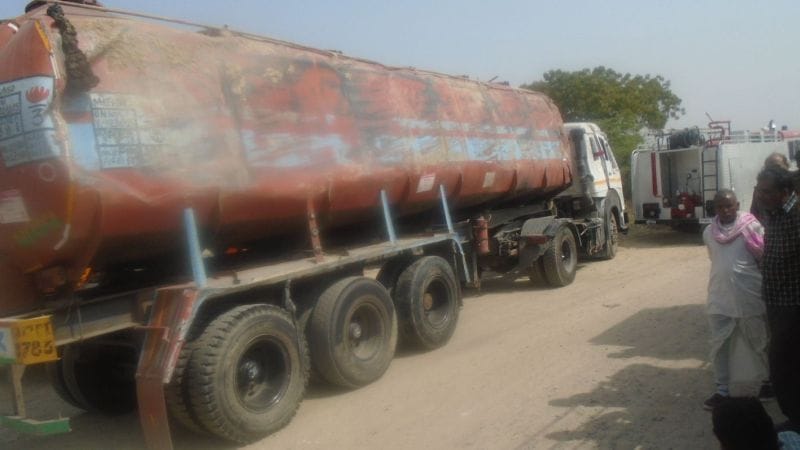 Full tanker overturned on the road between methanol