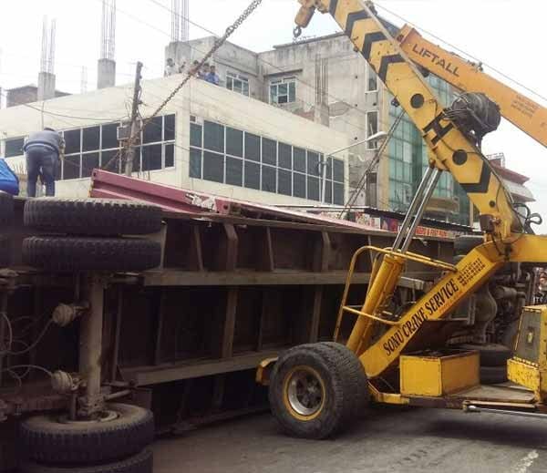 tipper fell upon the car and 18 years old girl crashed badly, accident at jalandhar of punjab