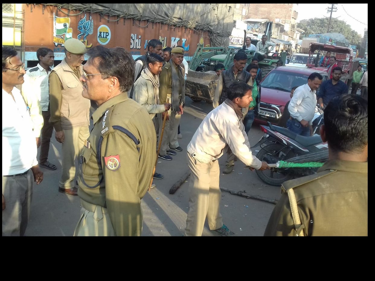 paalika aur pulis ne hatavaaya atikraman