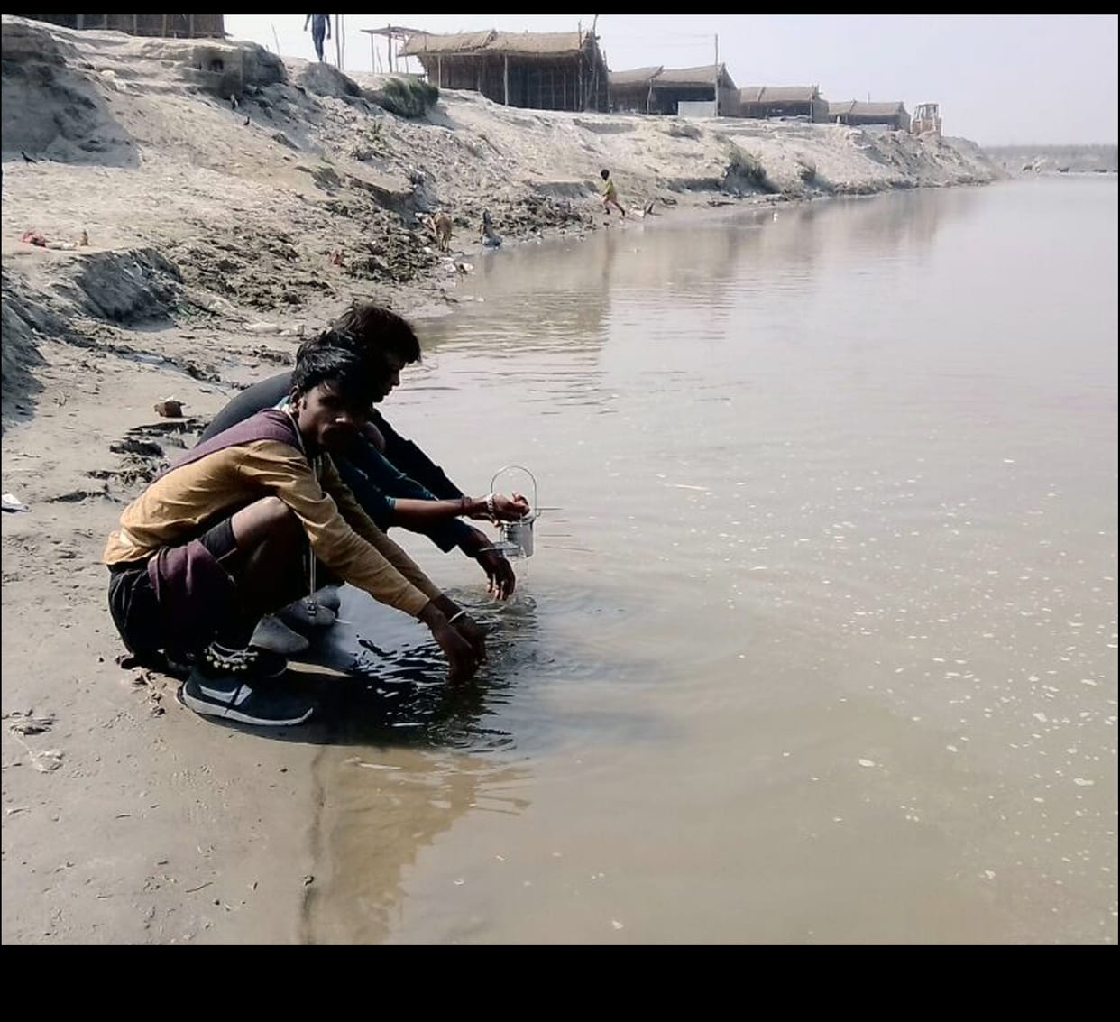 lahara ghaat par ganga ka jal star kam