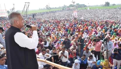 ध्ारना स्थ्ाल पर माौजूद भ्ााड