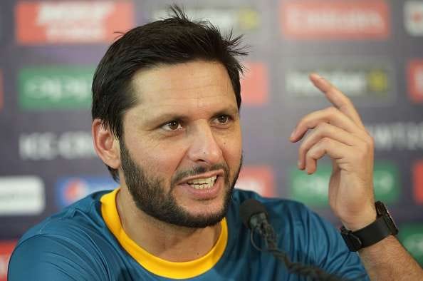 look from whose bat the Fastest Century came out of afridi 