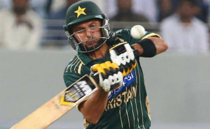 look from whose bat the Fastest Century came out of afridi 