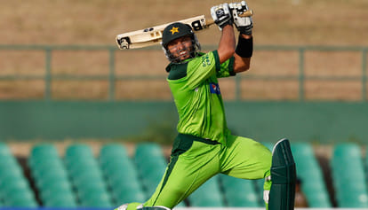 look from whose bat the Fastest Century came out of afridi 