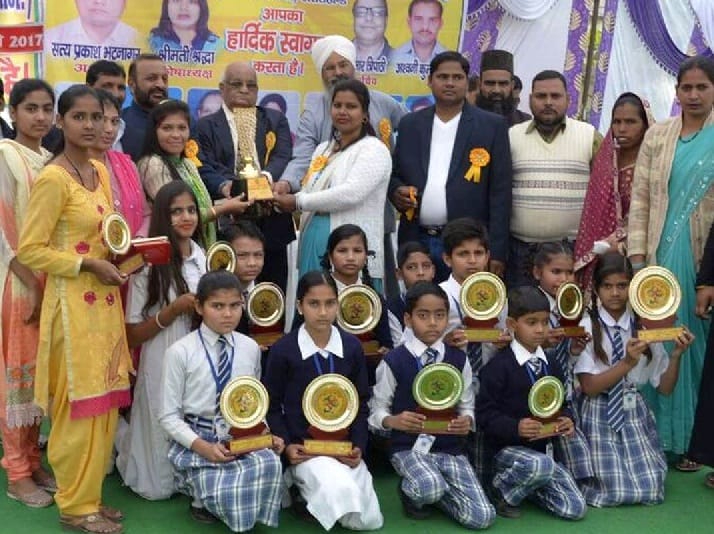 Students awarded the winner in Kashipur