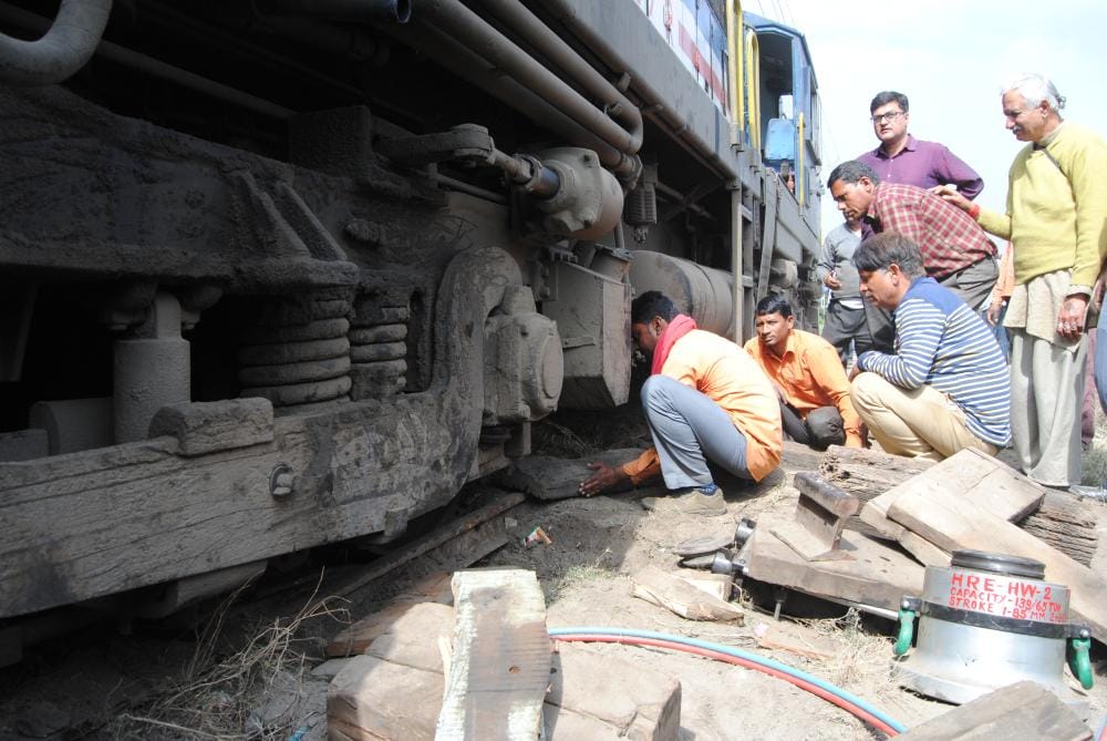 bombay express derail