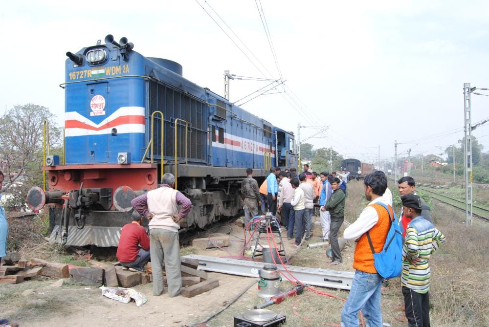 bombay express derail