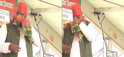 UP minister Gayatri Prajapti left stage before arrival of Akhilesh Yadav