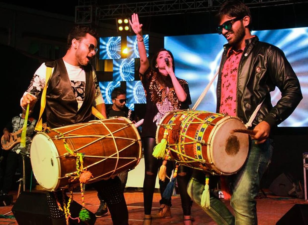 singer kanika kapoor rock on stage.