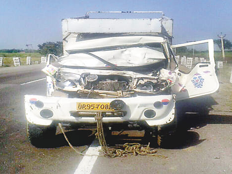 Entered in the truck parked pickups, three injured