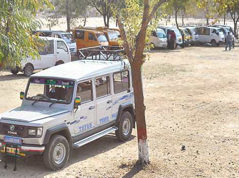 Halt the operation of private buses, passenger upset