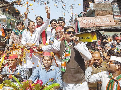 Former cricketer Azharuddin walked the streets of Kalpi