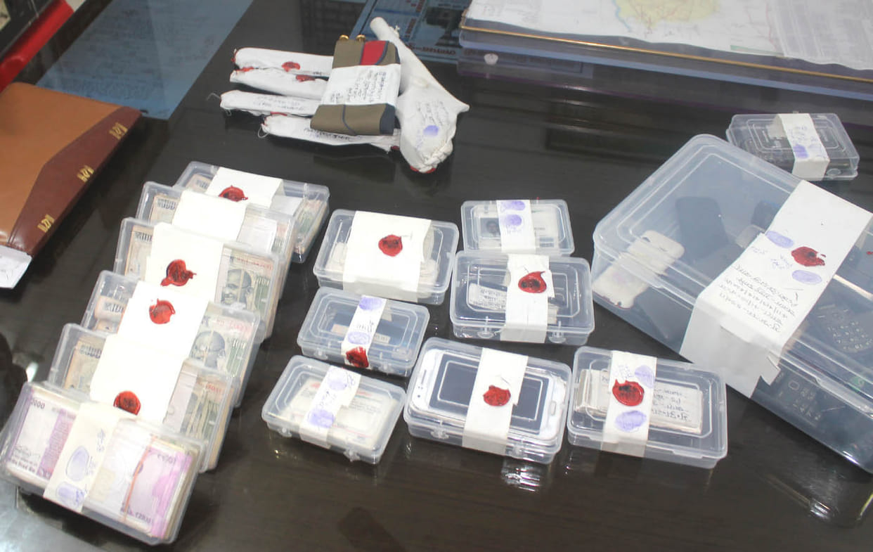 Five robbers boarded the police handle