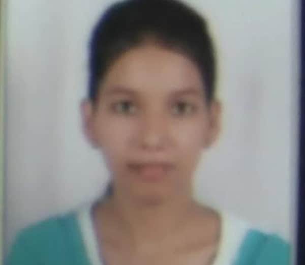girl commits suicide in train toilet 