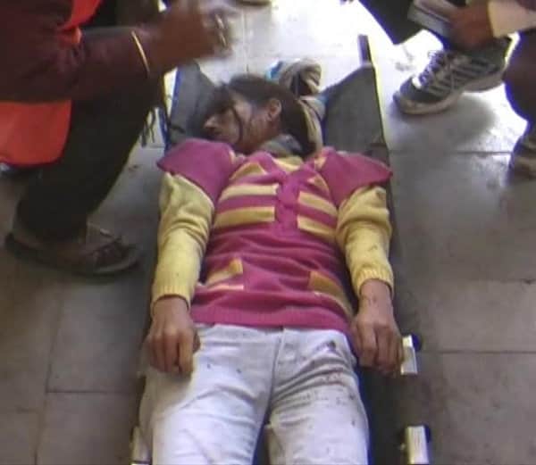 girl commits suicide in train toilet 