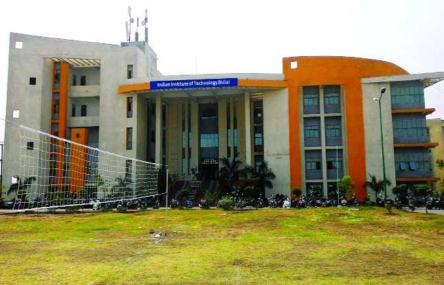 How many teaching posts vacant in the IITs