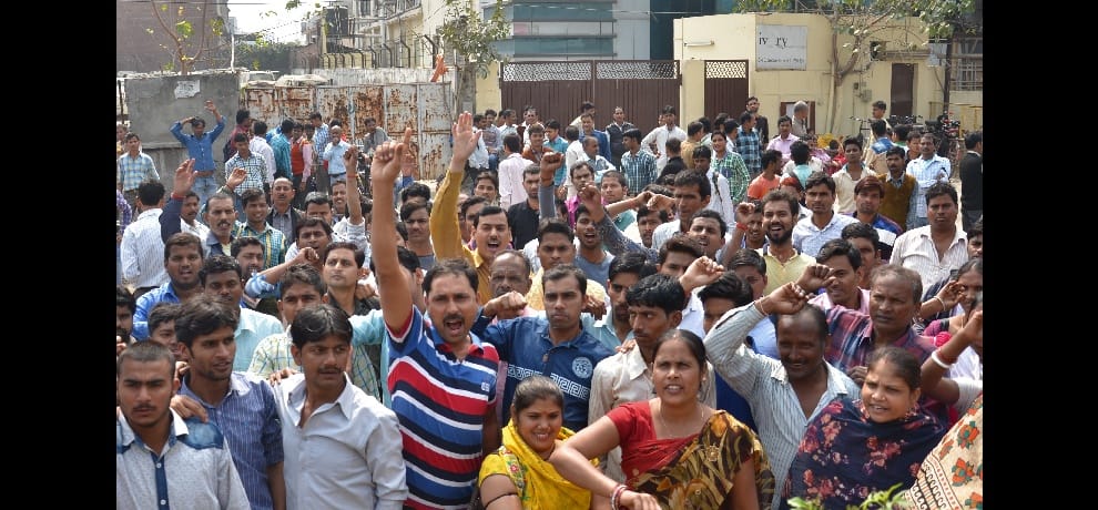 Garment company suddenly locking gate, built by female guards hostage personnel fiercely chaos again