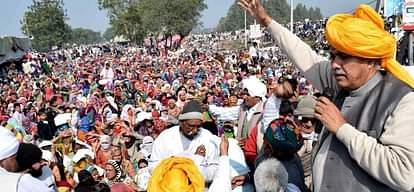 Jaat agitators block road in Rohtak and demand reservation 