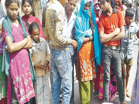 29/5000 traalee ke neeche aaya adhed, maut The trolley came down the middle, death