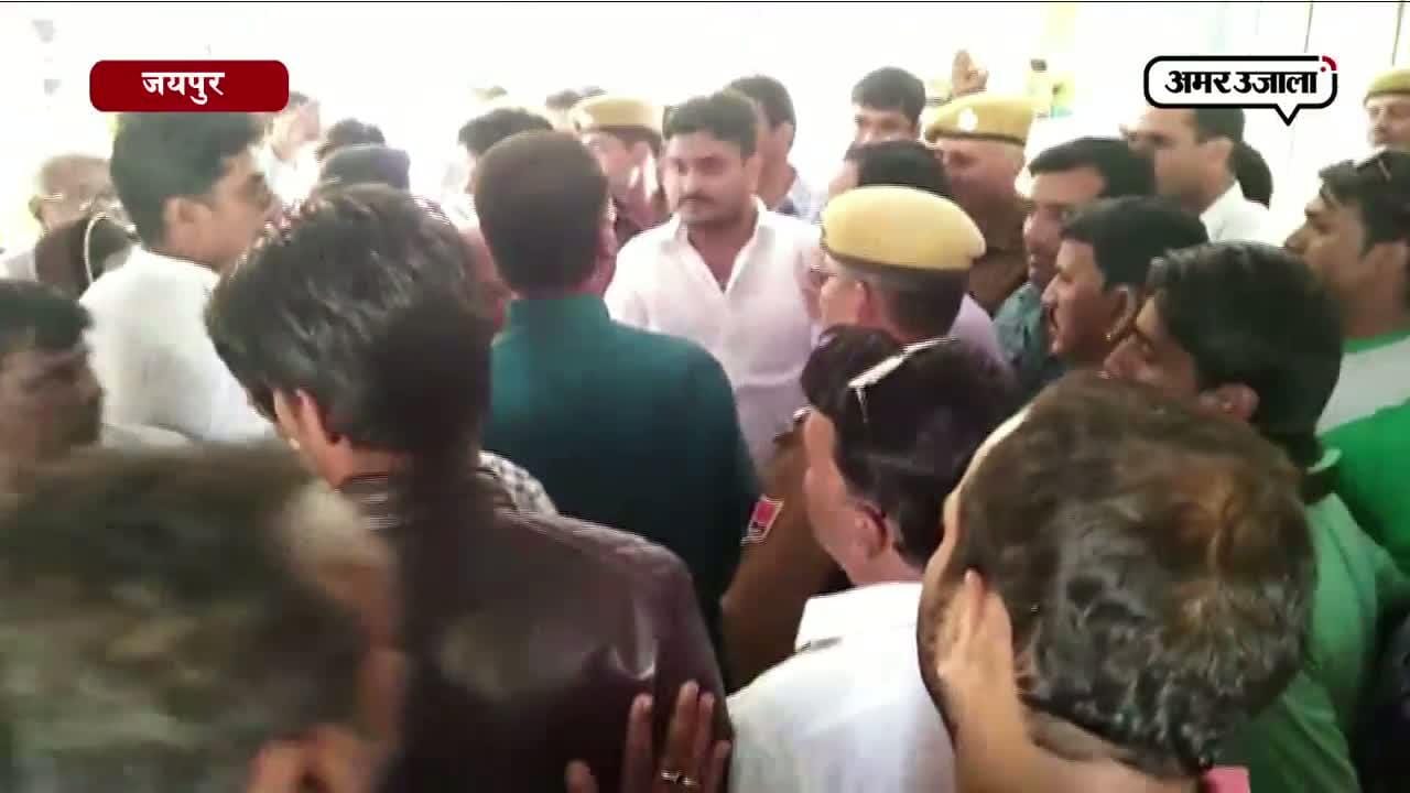 विधायक के पति ने पुलिस को जड़ा थप्पड़