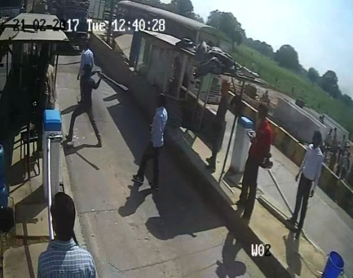 Bus riders youths beaten toll personnel ran-ran