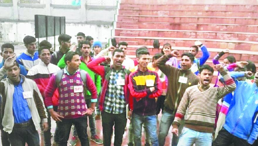 protest against rusa by sfi 