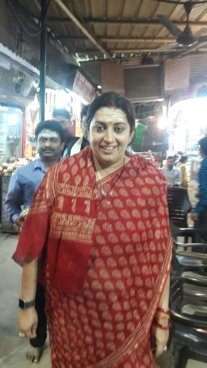 central minister smriti irani target samajwadi party at varanasi