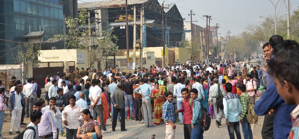 employees jam noida sector 59 road as employer run away by shutting down its company secretly