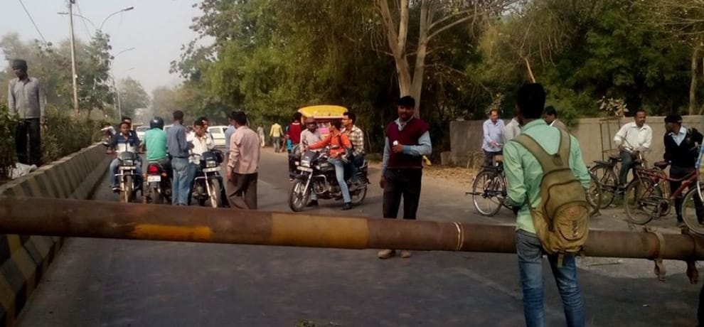 employees jam noida sector 59 road as employer run away by shutting down its company secretly