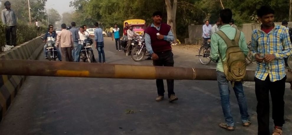 employees jam noida sector 59 road as employer run away by shutting down its company secretly