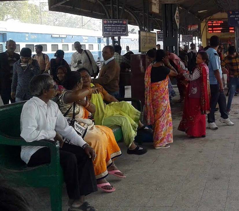 Tundla third day of the accident, three trains canceled