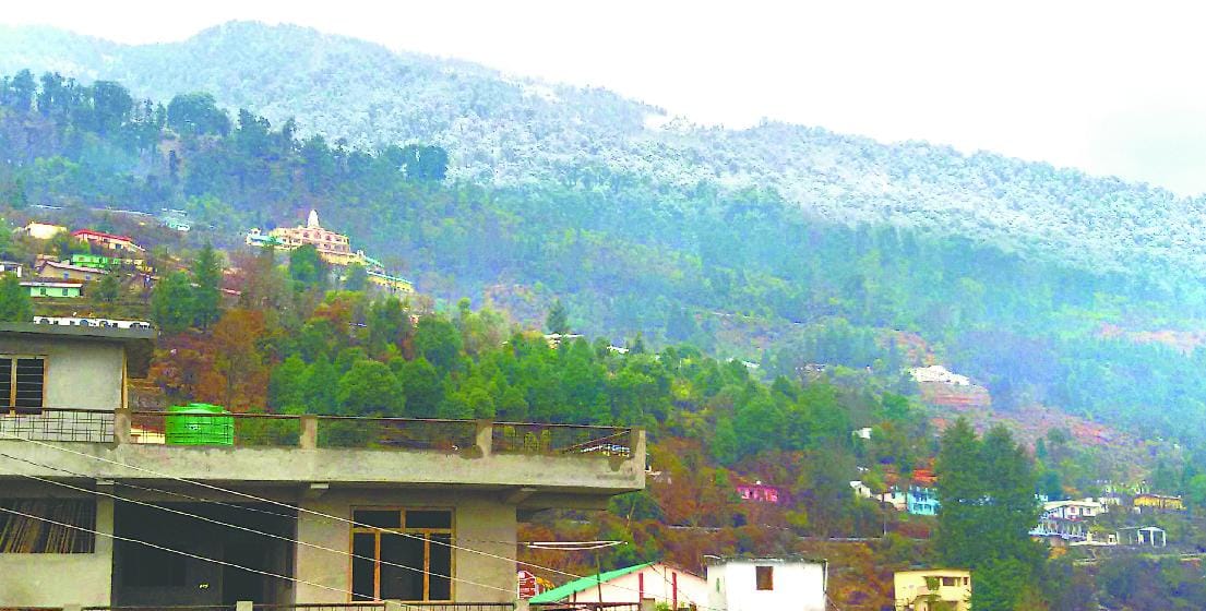 uttarakhand : water fall freezes in Munsiyari's Kalamuni