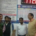 रेलवे स्टेशन का जायजा लेते डीआरएम।