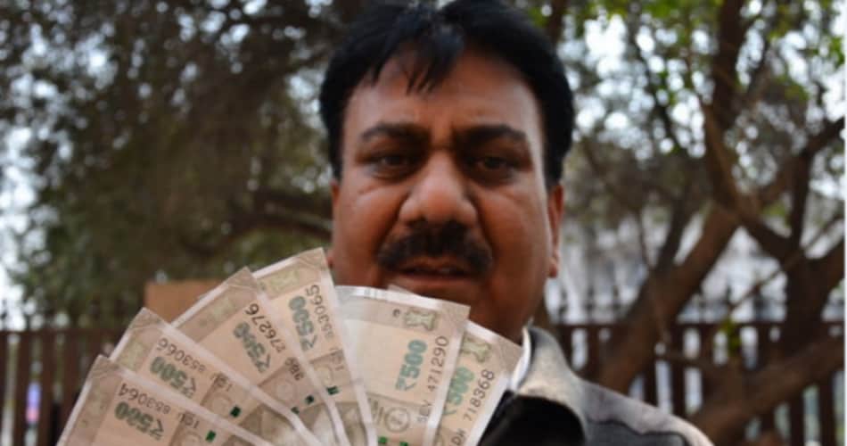 500 note colour faded and mahatma gandhi missed after fell down in water, bank refused to change