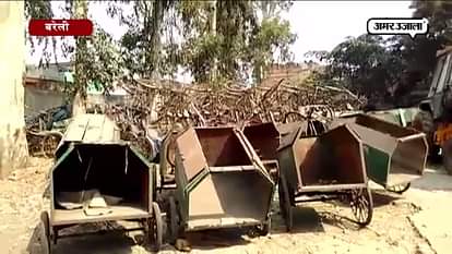 Sweepers of Municipal Corporation of Bareilly called strike against contractor