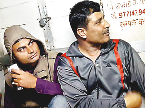  cop returning from election duity enter forcefully in vaishali  